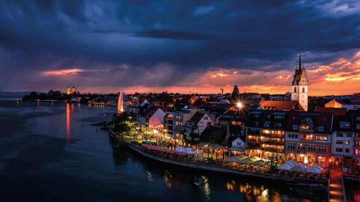 Friedrichshafen am Bodensee bei Dämmerung